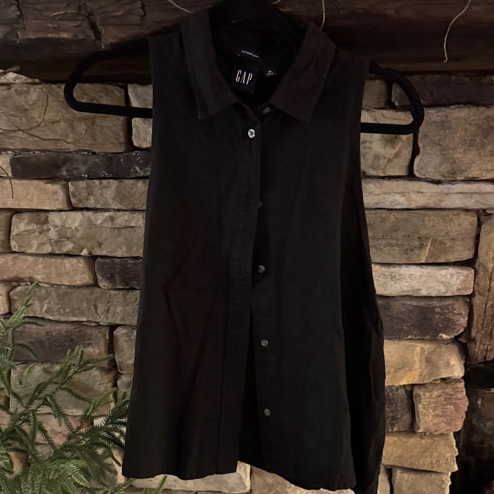 GAP Black Sleeveless Button-Up Blouse